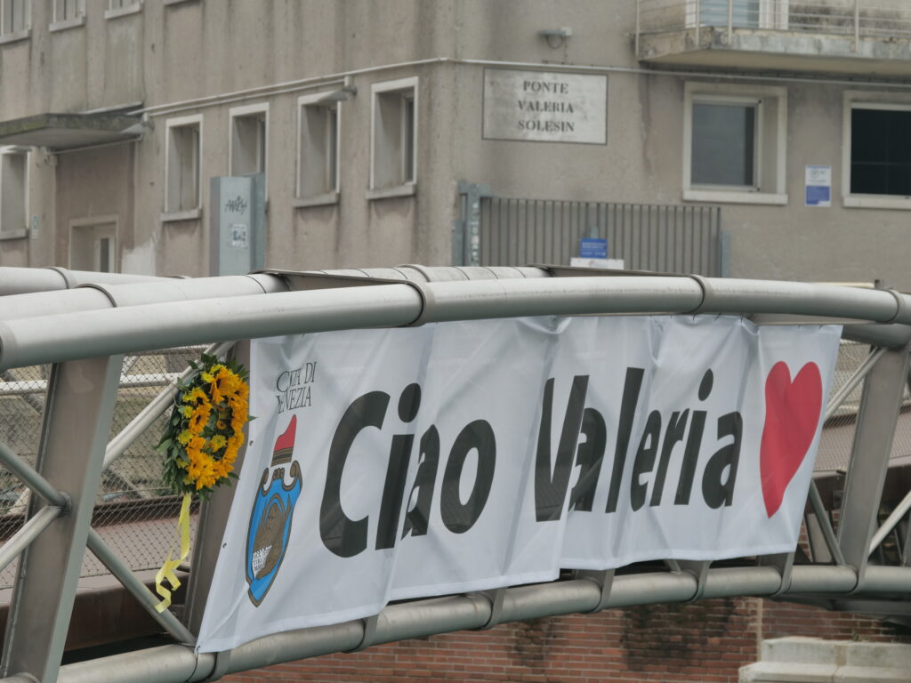 Ponte Valeria Solesin con i girasoli