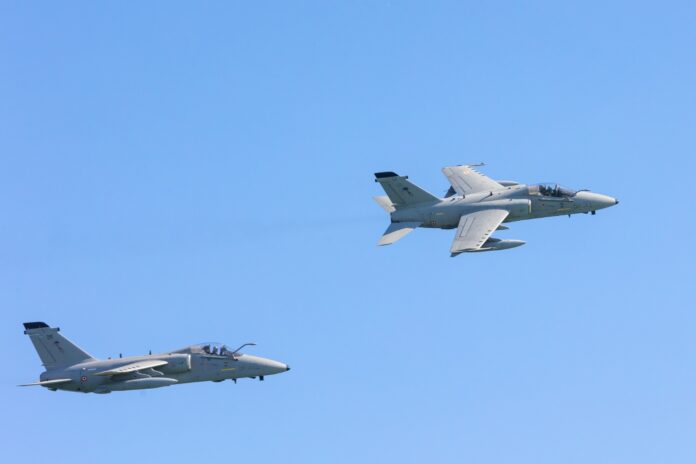 Due AMX del 51esimo Stormo si esibiscono durante lo Jesolo Air Show Due AMX del 51esimo Stormo si esibiscono durante lo Jesolo Air Show