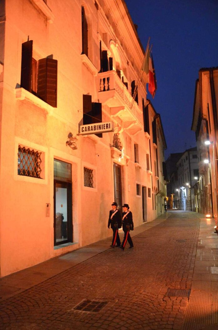 La facciata del Comando Provinciale dei Carabinieri di Treviso illuminata di arancione La facciata del Comando Provinciale dei Carabinieri di Treviso illuminata di arancione