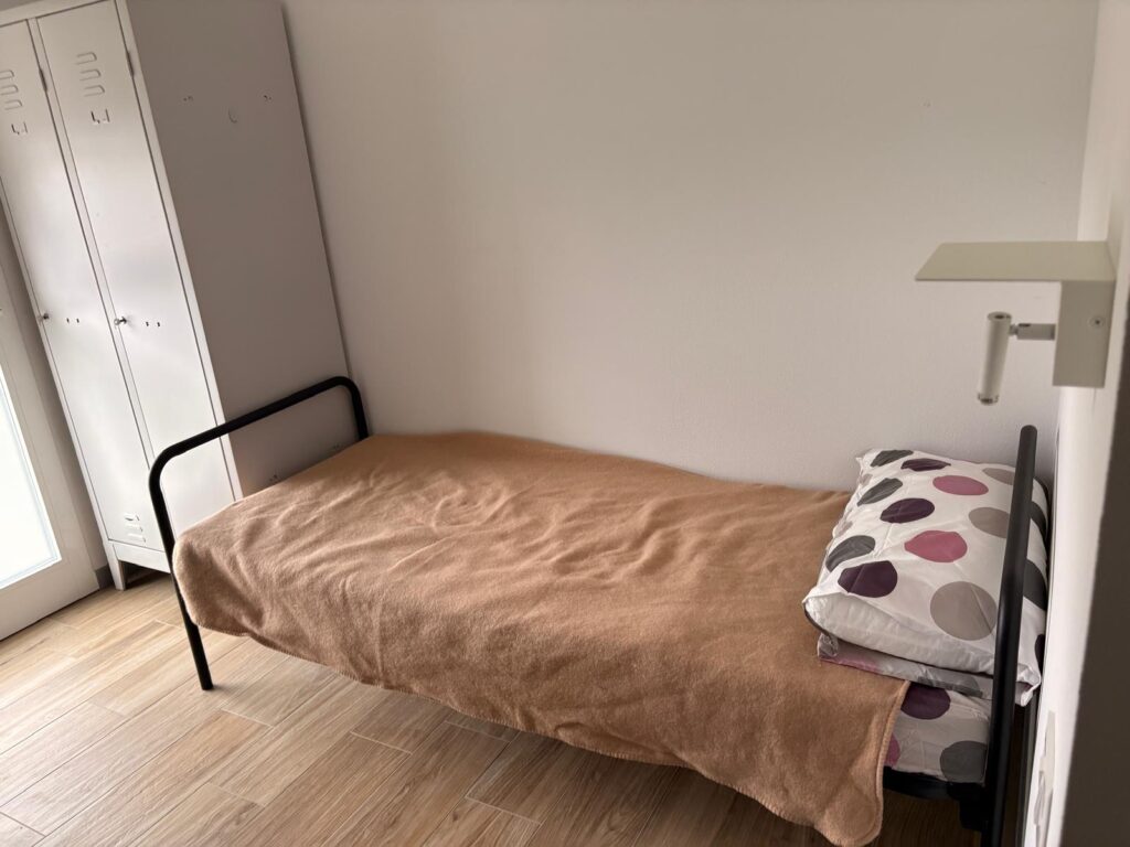 Un letto della Comunità di alloggio di Treviso nell'ambito dell'accoglienza straordinaria invernale dei senzatetto