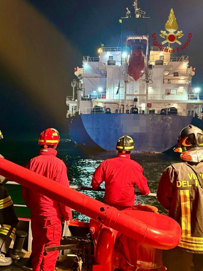 Principio d'incendio a bordo di una nave mercantile al largo di Malamocco Principio d'incendio a bordo di una nave mercantile al largo di Malamocco
