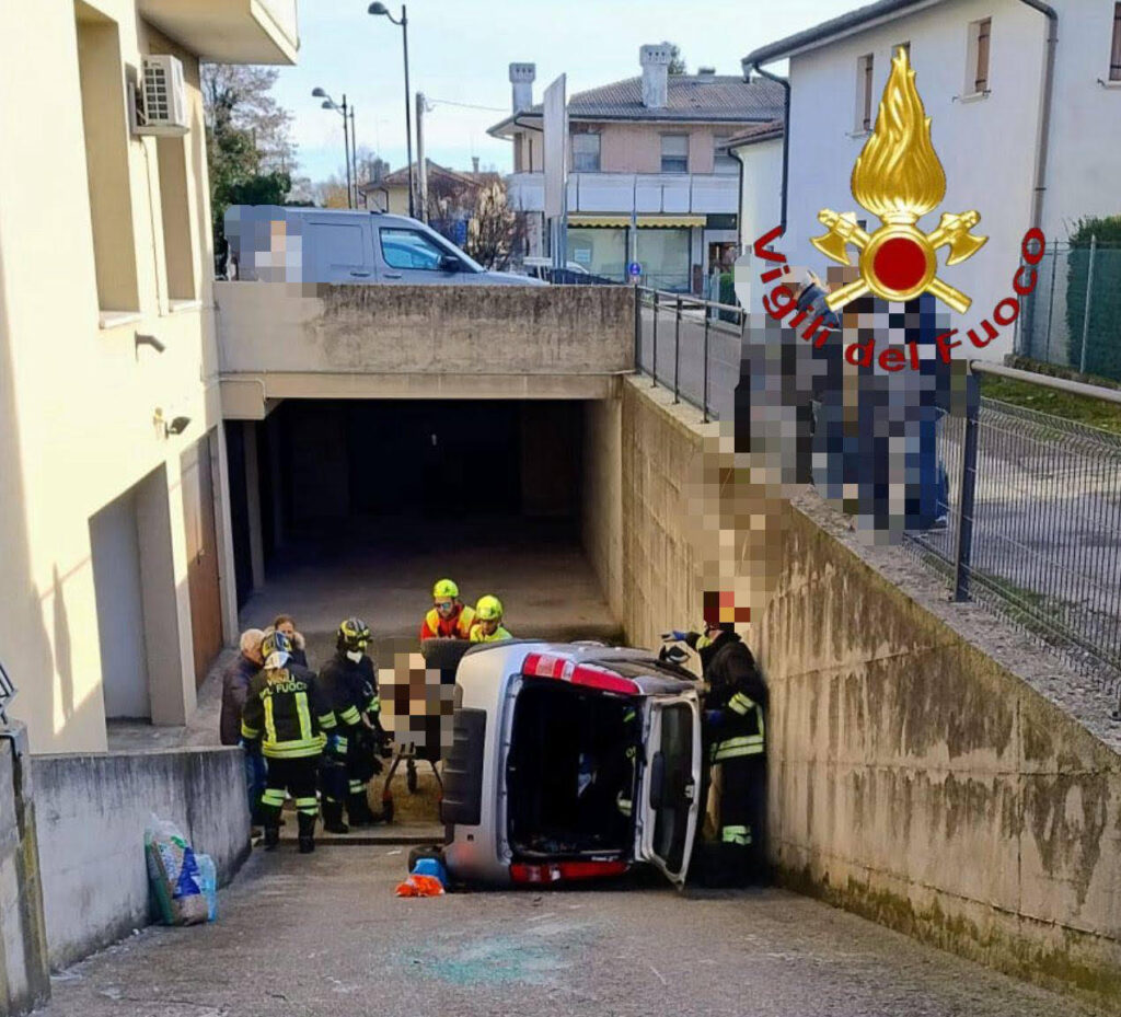 Auto ribaltata sulla rampa di una autorimessa
