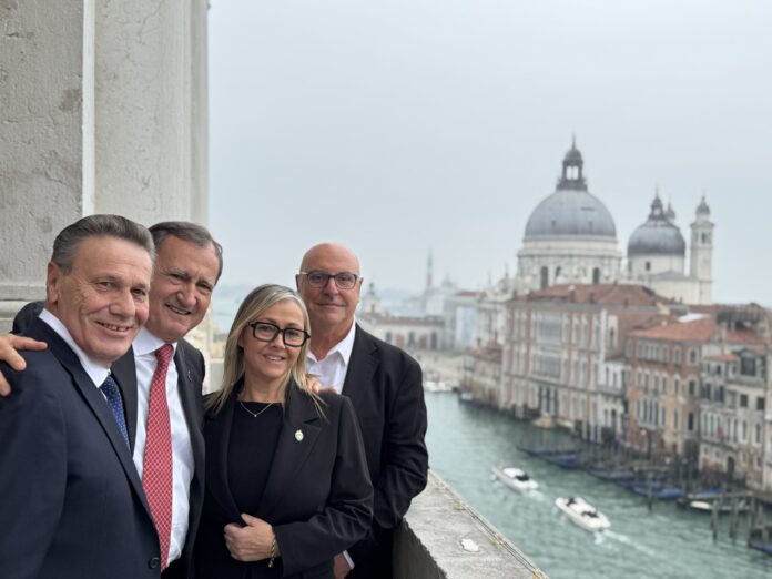 Brugnaro con i nuovi vicesindaco e assessori Brugnaro con i nuovi vicesindaco e assessori