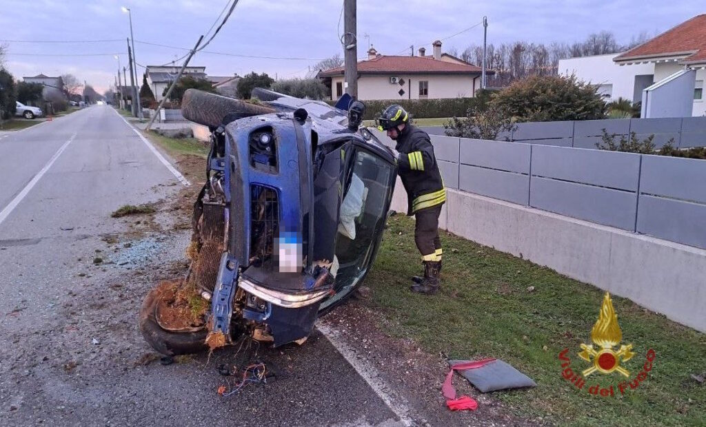 Castello di Godego, l'auto uscita fuori strada