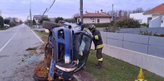 Castello di Godego, auto esce di strada e va a sbattere contro un palo Telecom Castello di Godego, l'auto uscita fuori strada