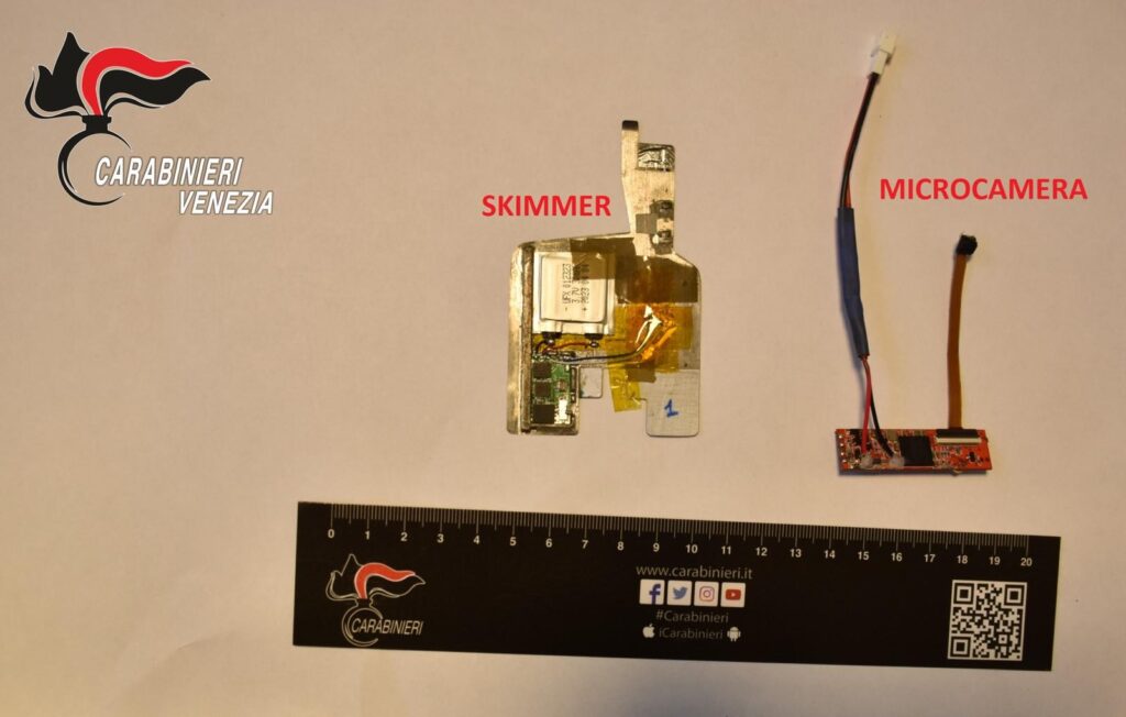 Lo skimmer e la microcamera sequestrati dai Carabinieri