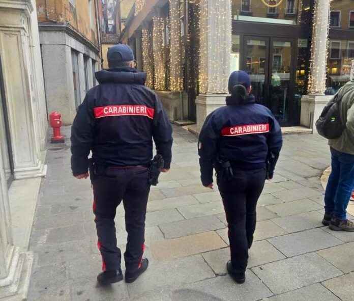 Carabinieri in servizio anti borseggi Carabinieri in servizio anti borseggi