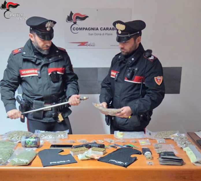 I Carabinieri di San Donà con la droga e le armi sequestrate I Carabinieri di San Donà con la droga e le armi sequestrate