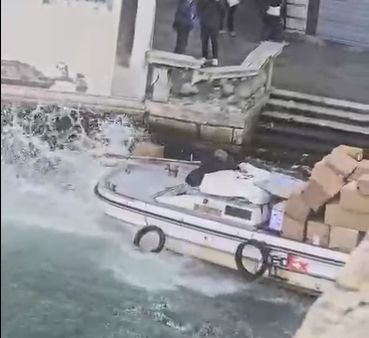 I danni alla balaustra ai piedi del Ponte di rialto dopo l'impatto con la barca