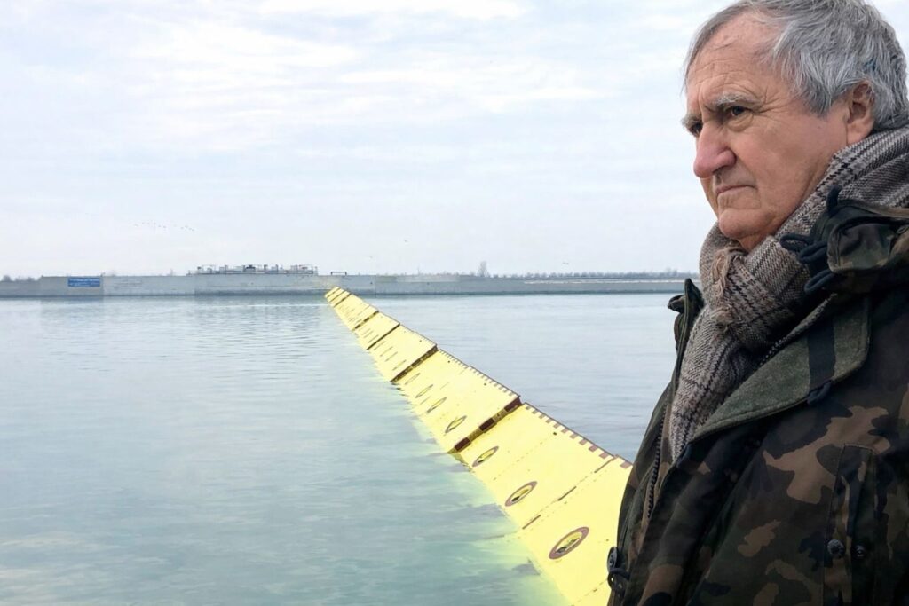 Il Sindaco di Venezia Luigi Brugnaro nei pressi delle barriere del Mose