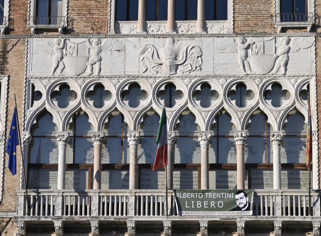 In adesione all’appello per la liberazione di Alberto, Ca’ Foscari ha esposto sul Canal Grande lo striscione “Alberto Trentini libero”.