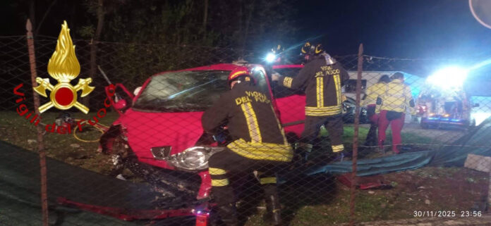 Montebelluna, l'auto finita fuori strada Montebelluna, l'auto finita fuori strada