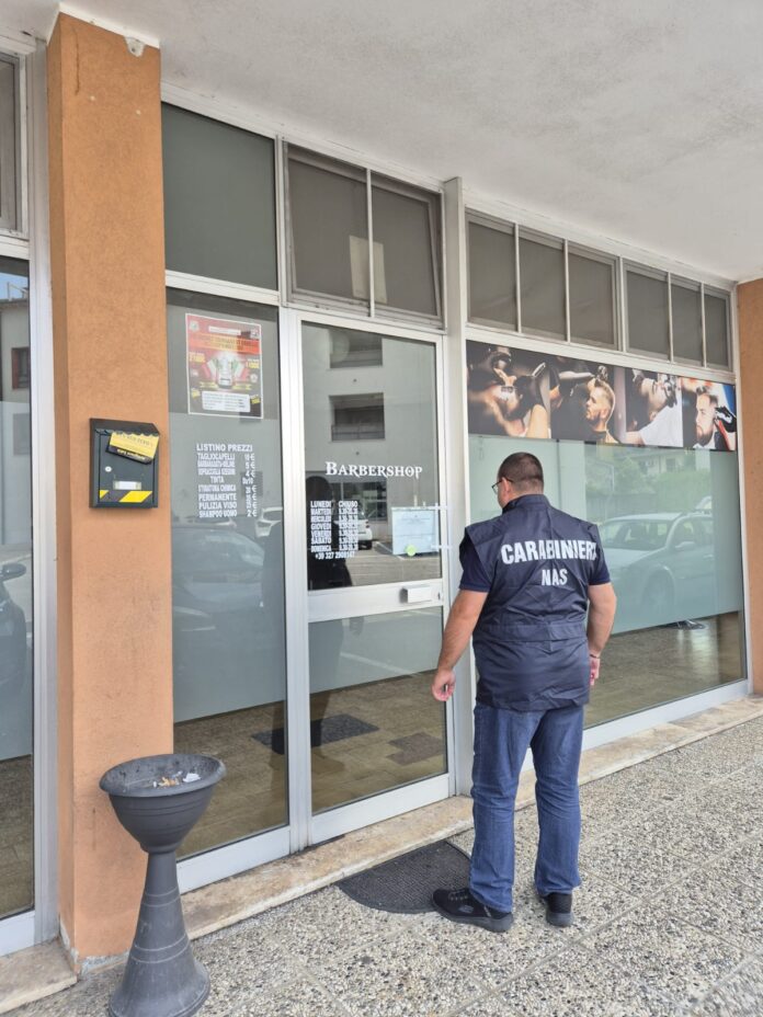 Un negozio di barbiere sanzionato dai NAS Di Treviso Un negozio di barbiere sanzionato dai NAS Di Treviso
