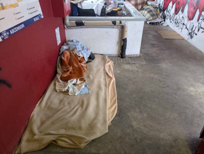 Emergenza freddo, un giaciglio di fortuna Emergenza freddo, un giaciglio di fortuna