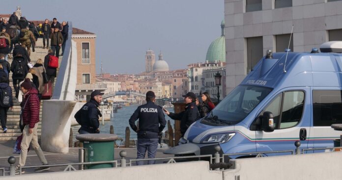 Piazzale Roma, la Polizia di Stato di Venezia in azione Piazzale Roma, la Polizia di Stato di Venezia in azione