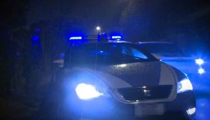 Polizia di Stato in azione di notte Polizia di Stato in azione di notte