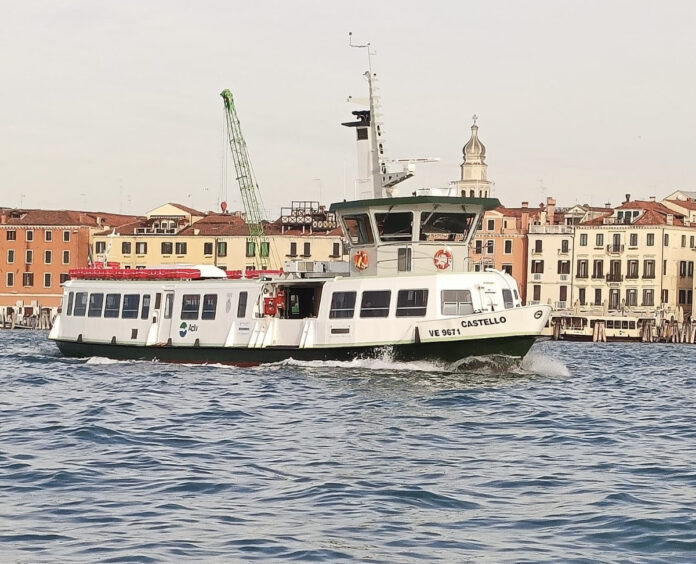 Il nuovo motobattello Castello Il nuovo motobattello Castello