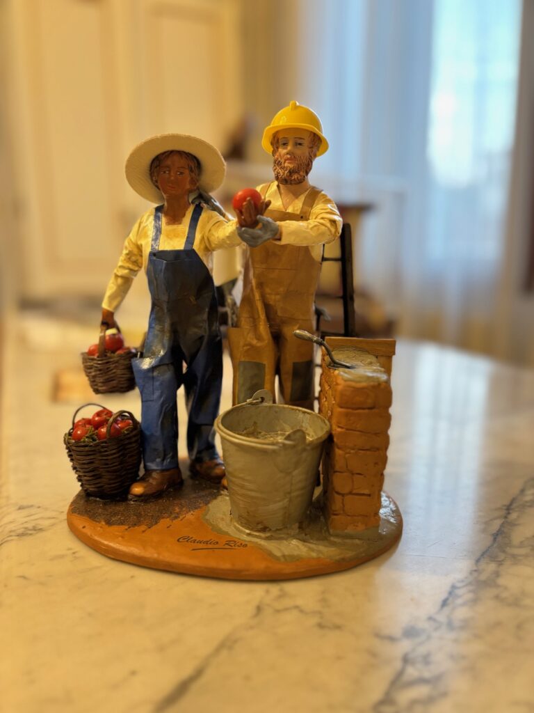 Un dono al Patriarca Moraglia: una statuina per il Presepe 2025 che raffigura l'integrazione e la sicurezza sul lavoro