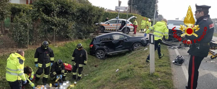 Caerano San Marco, i soccorsi dopo lo scontro tra due auto Caerano San Marco, i soccorsi dopo lo scontro tra due auto