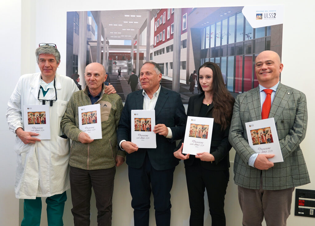 Foto di gruppo di presentazione del volume "Discussione casi clinici"