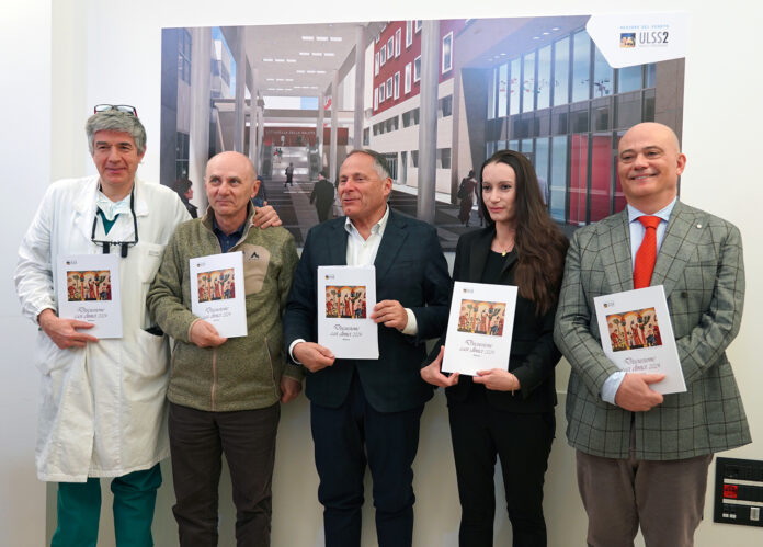 Foto di gruppo di presentazione del volume Foto di gruppo di presentazione del volume