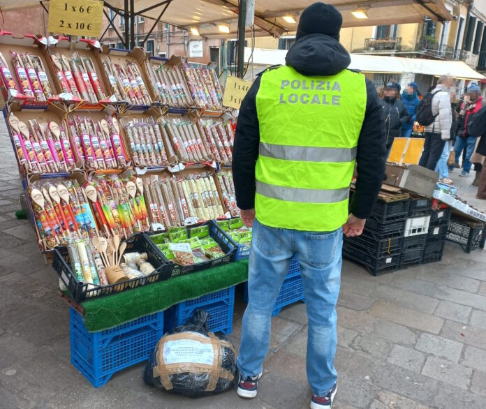 La Polizia Locale di Venezia controlla il banco di ortofrutta La Polizia Locale di Venezia controlla il banco di ortofrutta