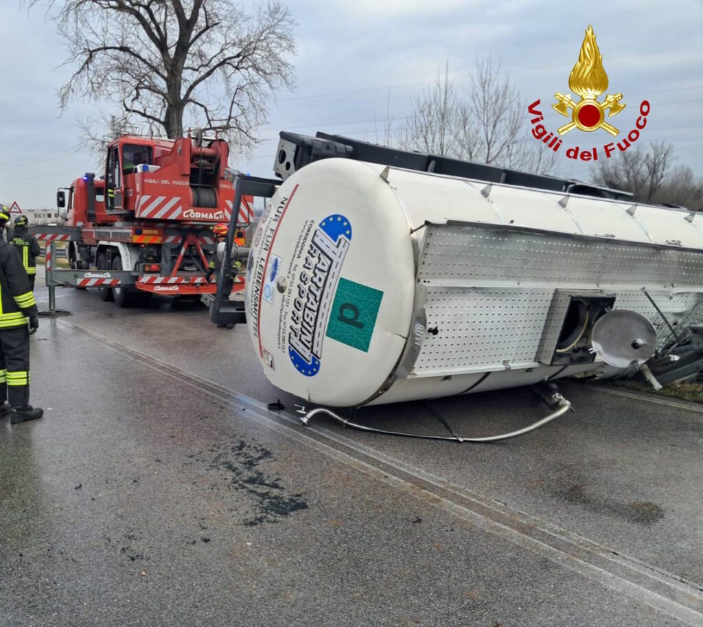 Maserada sul Piave, l'autocisterna ribaltata sul luogo dell'incidente