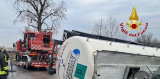 Maserada sul Piave, incidente stradale tra tre auto e un’autocisterna: deceduto un uomo Maserada sul Piave, l'autocisterna ribaltata sul luogo dell'incidente