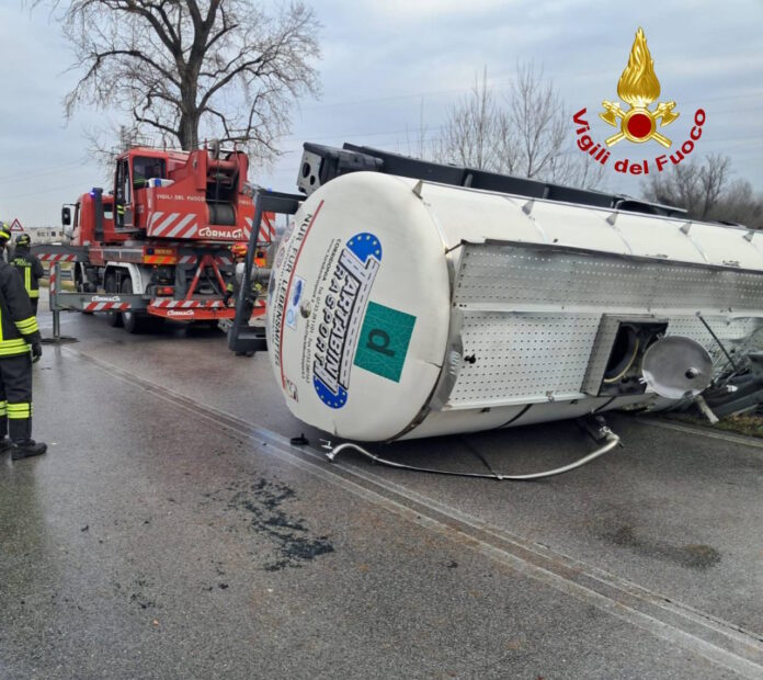 Maserada sul Piave, l'autocisterna ribaltata sul luogo dell'incidente Maserada sul Piave, l'autocisterna ribaltata sul luogo dell'incidente