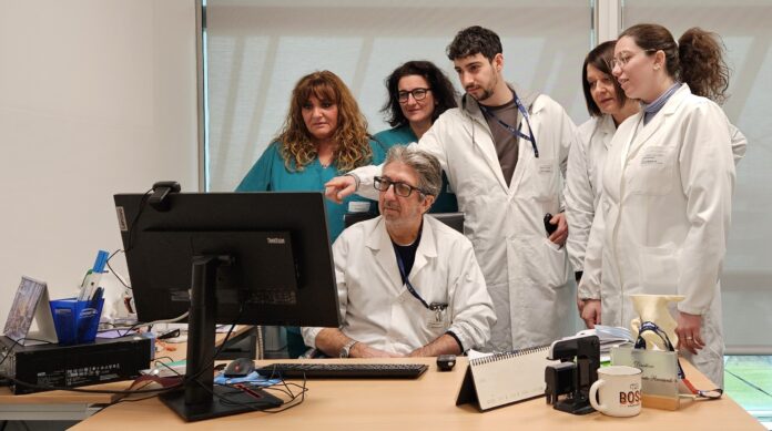 Il Primario Ricciardi, seduto, con alcuni membri della sua équipe di Chirurgia Ortopedica Il Primario Ricciardi, seduto, con alcuni membri della sua équipe di Chirurgia Ortopedica