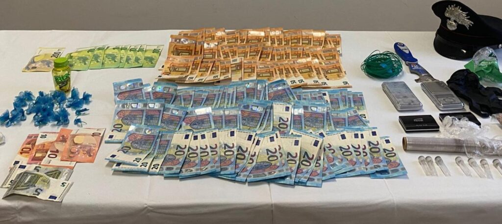 La droga, il denaro e i materiali sequestrati dai Carabinieri di Silea