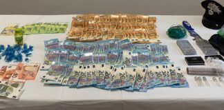 Silea, scoperto dai Carabinieri con cocaina ed eroina: arrestato 30enne La droga, il denaro e i materiali sequestrati dai Carabinieri di Silea