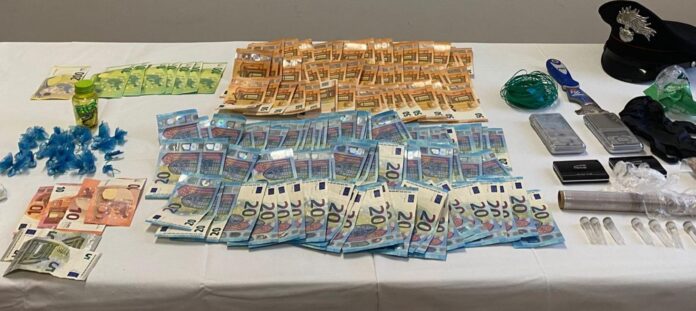 La droga, il denaro e i materiali sequestrati dai Carabinieri di Silea La droga, il denaro e i materiali sequestrati dai Carabinieri di Silea