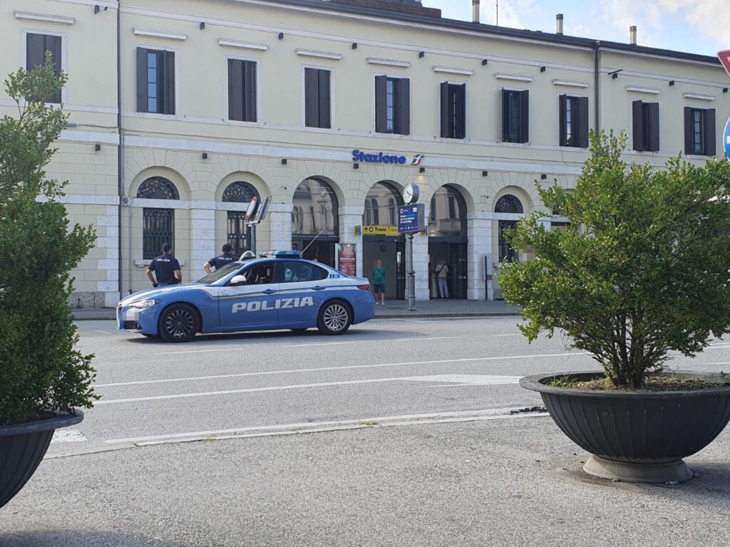 Polizia di Stato di Treviso davanti alla Stazione Ferroviaria di Conegliano