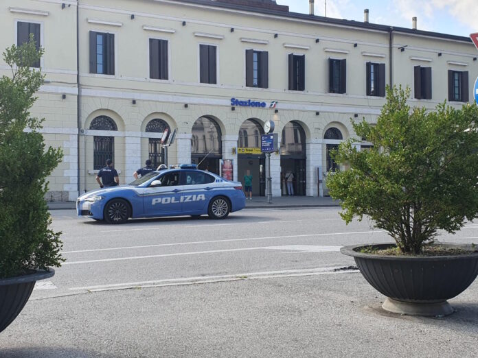 Polizia di Stato di Treviso davanti alla Stazione Ferroviaria di Conegliano Polizia di Stato di Treviso davanti alla Stazione Ferroviaria di Conegliano