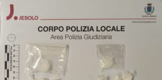Jesolo, tenta la fuga durante un controllo della Polizia Locale: arrestato 25enne La droga sequestrata dalla Polizia Locale di Jesolo