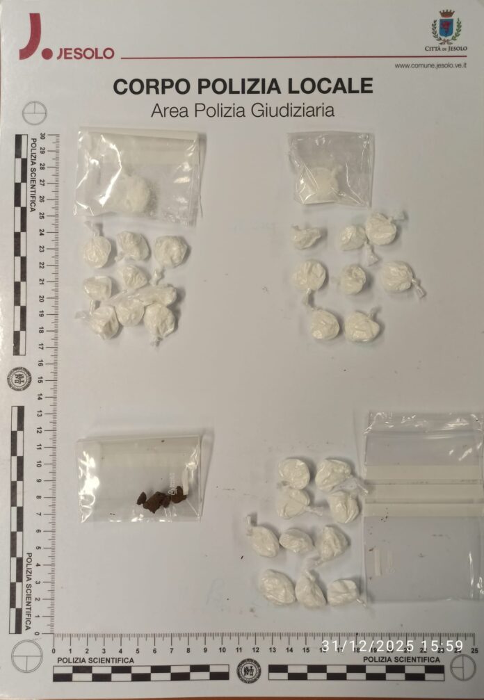 La droga sequestrata dalla Polizia Locale di Jesolo La droga sequestrata dalla Polizia Locale di Jesolo