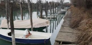 Affondata una imbarcazione sul Sile, paura a Caposile durante una gita Sile, Caposile, incidente fiume, imbarcazione, vigili del fuoco, Jesolo, cronaca locale, soccorsi, fiumi pericolosi