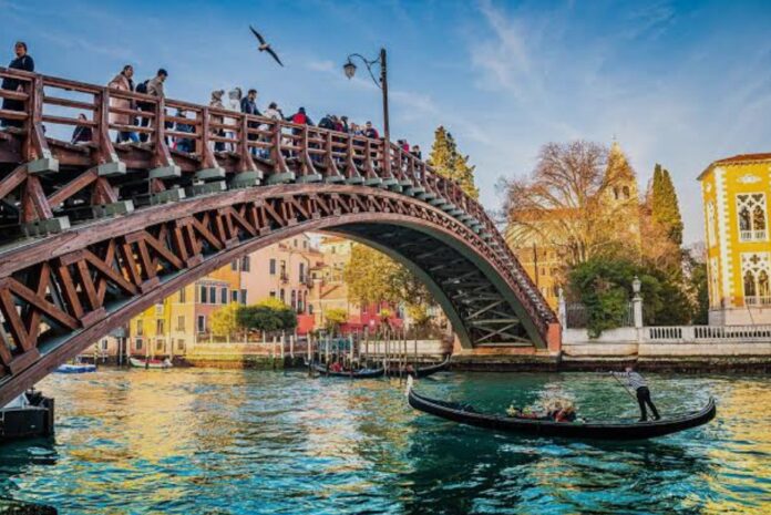 Turismo Veneto, crisi turismo, Veneto estate, stabilimenti balneari, Federalberghi, turismo Italia, rincari energia, prenotazioni vacanze, turismo internazionale, città d’arte Turismo Veneto, crisi turismo, Veneto estate, stabilimenti balneari, Federalberghi, turismo Italia, rincari energia, prenotazioni vacanze, turismo internazionale, città d’arte
