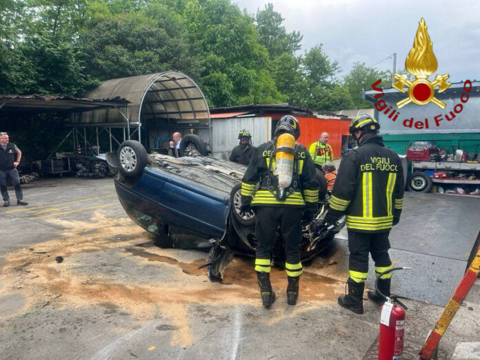 Nervesa della Battaglia, l'automobile finita ribaltata Nervesa della Battaglia, l'automobile finita ribaltata