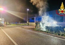 Auto esce di strada e va a fuoco: un morto e un ferito L'auto uscita di strada e andata a fuoco a Nervesa della Battaglia