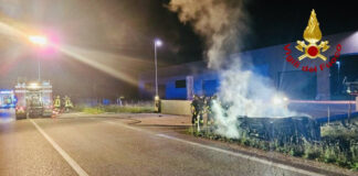 Auto esce di strada e va a fuoco: un morto e un ferito L'auto uscita di strada e andata a fuoco a Nervesa della Battaglia