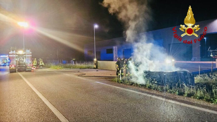 L'auto uscita di strada e andata a fuoco a Nervesa della Battaglia L'auto uscita di strada e andata a fuoco a Nervesa della Battaglia