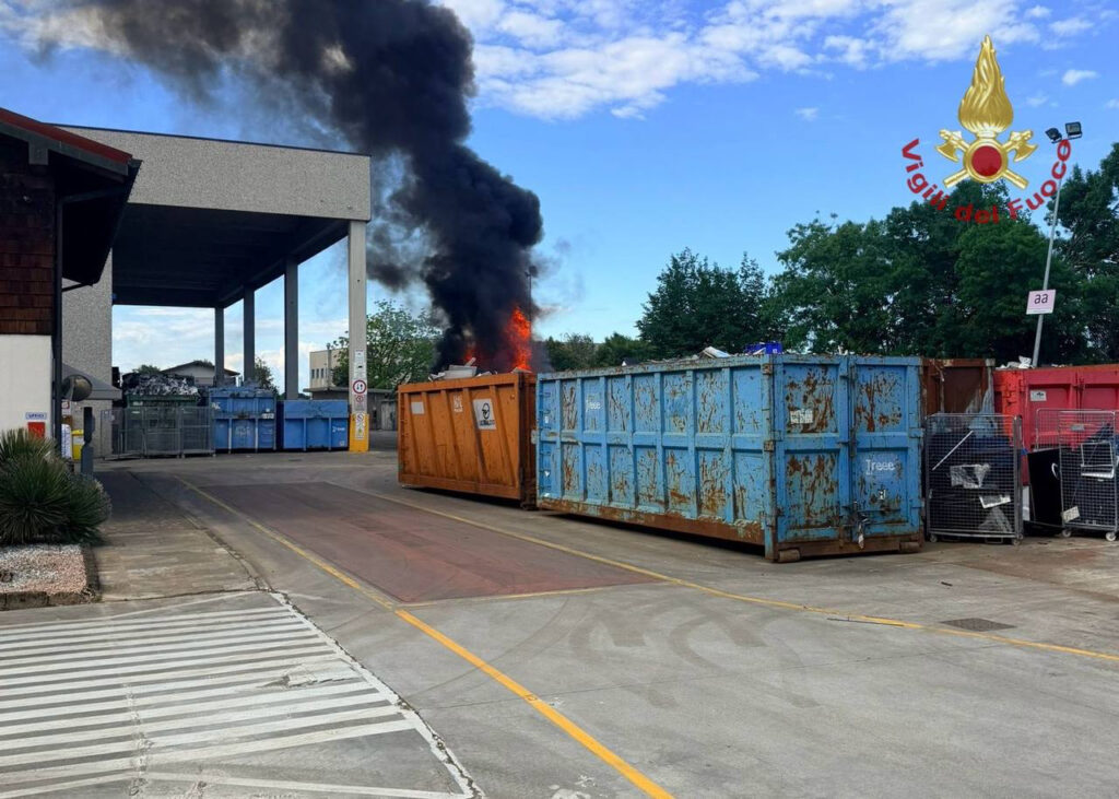 Fossò, incendio all'esterno di una ditta per lo smaltimento di rifiuti elettronici