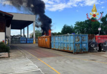 Fossò, incendio all’esterno di un’azienda di smaltimento di rifiuti elettronici Fossò, incendio all'esterno di una ditta per lo smaltimento di rifiuti elettronici