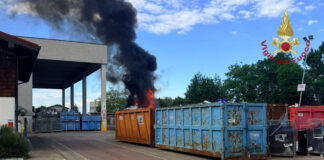 Fossò, incendio all’esterno di un’azienda di smaltimento di rifiuti elettronici Fossò, incendio all'esterno di una ditta per lo smaltimento di rifiuti elettronici