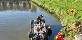 Minivan si ribalta in un canale a Chioggia, tre morti Chioggia, il recupero del minivan caduto nel canale