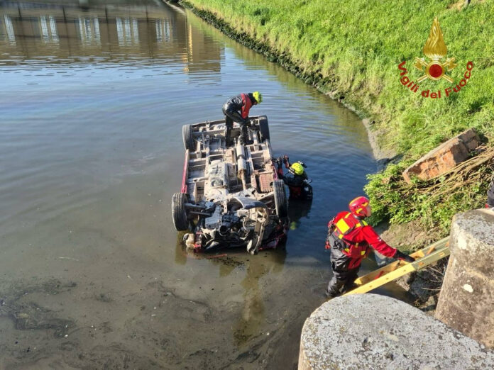 Chioggia, il recupero del minivan caduto nel canale Chioggia, il recupero del minivan caduto nel canale