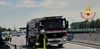 Autostrada A4, schianto tra un’auto e un tir: una persona morta Autostrada A4, i soccorsi sul luogo dell'incidente