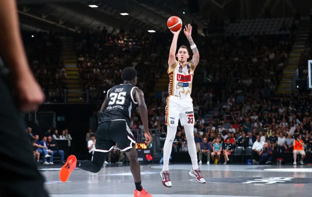 Bologna-Reyer, una giocata del top scorer Kyle Wiltjer - foto dal sito LBA